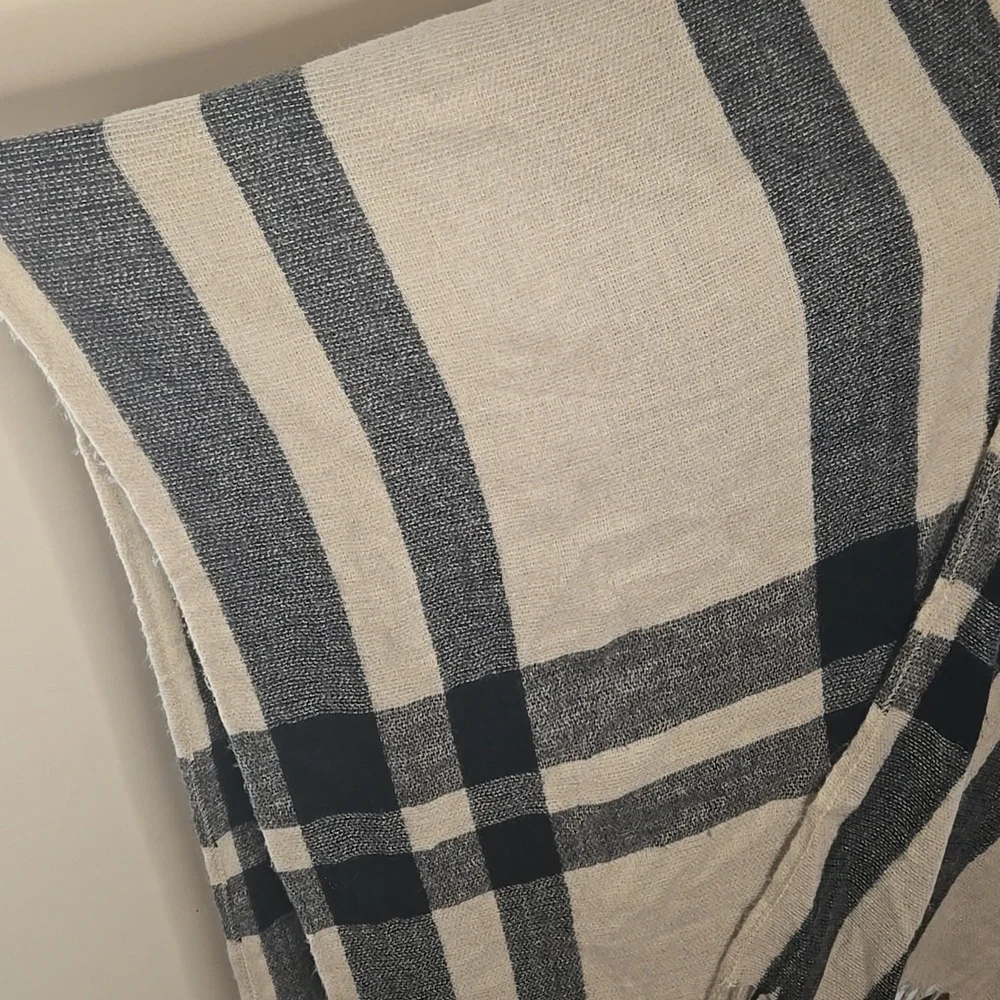 Banana Republic Neutral Plaid Fringe Wrap – One‎ Size Cashmere Blend Poncho